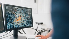 Computer mit Fahrrad im Hintergrund