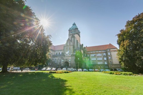 Fakultätsgebäude im Sonnenschein