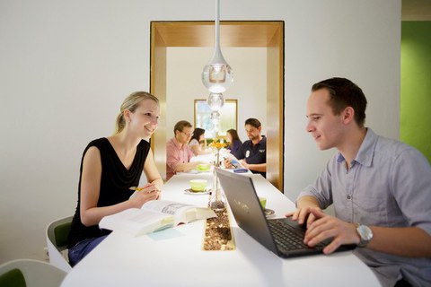 Tafel mit Personen während eines Arbeitstreffens