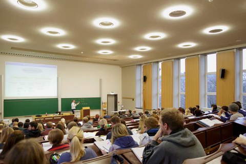Hörsaal mit Studierenden