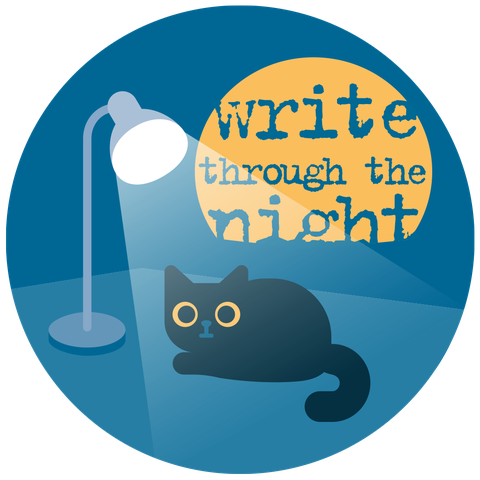 Eine dunkle Katze sitzt mit mondgelb leuchtenden Augen unter einer hell erleuchteten Schreibtischlampe. Im Hintergrund scheint ein Mond, in dem steht: "Write through the Night".