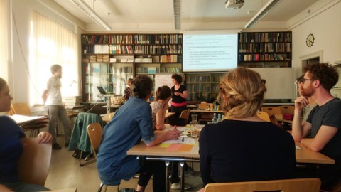 In einem Seminarraum sitzen die Teilnehmenden des ConnectING-Stammtisches während des Gastbeitrags des Schreibzentrums.