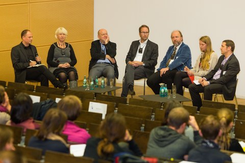 Podiumsdiskussion mit verschiedenen Vertreterinnen und Vertretern der TU Dresden