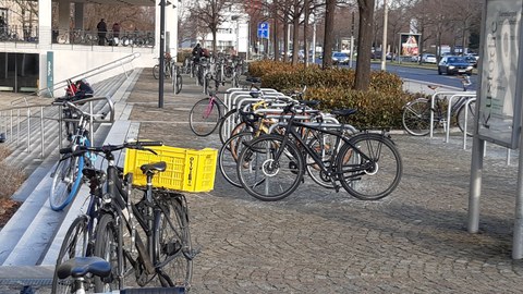 Fahrradbügel am Bürogebäude Zellscher Weg