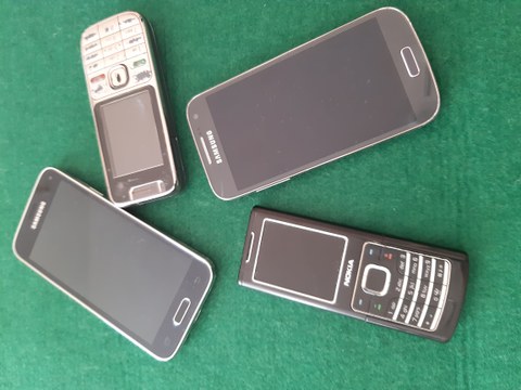 alte Handys und Smartphones