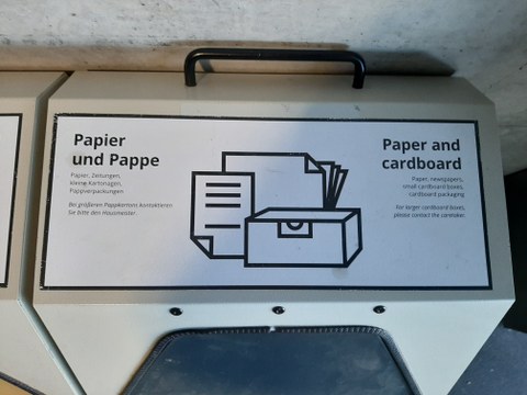 Abfallbehälter zur Papierentsorgung, Teil einesDreiersets auf den Fluren der TU Dresden mit entsprechender Beschriftung in Deutsch und Englisch