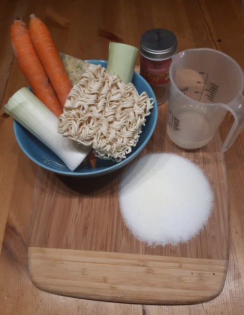 Ingredients for the vegetable paste: leek, carrot, celery, salt, oil and curry powder