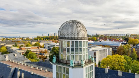 Luftaufnahme des Campus der TU Dresden mit dem Turm vom Beyer-Bau im Vordergrund