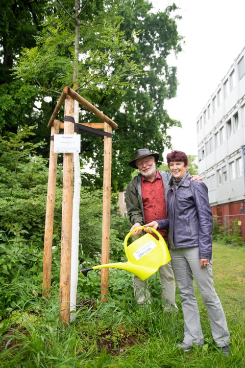Dr. Victoria Albrecht und Dr. Jürgen Pionteck stellvertretend für den Studienjahrgang Chemie 1978-1983 vor dem gestifteten Baum