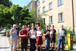 Professorin Christiane Thomas mit Patenbaum