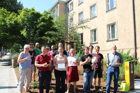 Professorin Christiane Thomas mit Patenbaum