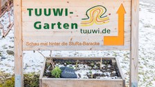 Schild als Wegweiser zum tuuwi Garten