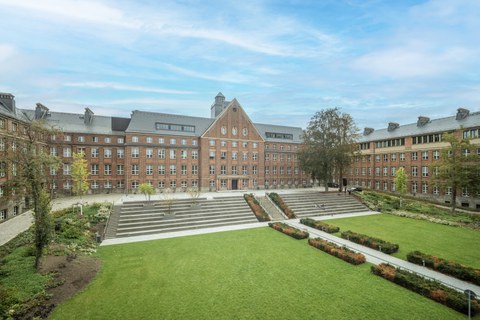 Luftbild des Fritz-Foerster-Baus mit Eingang im Norden