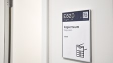 Türschild mit Brailleschrift