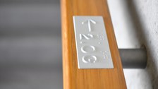 Handlaufschild mit Profil- und Brailleschrift