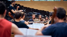 Foto einer Orchesterprobe des Universitätsorchester in einem Hörsaal