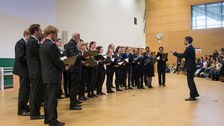 Foto des Universitätschores bei einer Veranstaltung in einem Hörsaal