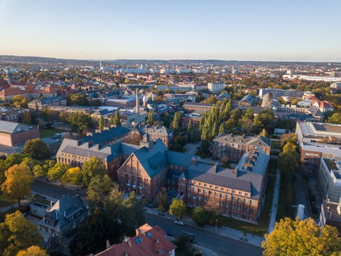 Luftaufnahme des Hauptcampus der TU Dresden mit Fritz-Foerster-Bau