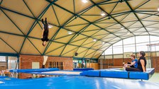 Foto eines Trampolinspringers in einer Halle