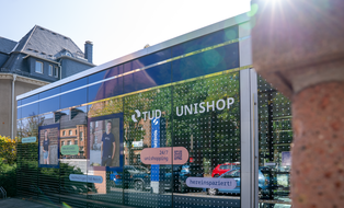 Außenansicht Schufenster TUD UNISHOP Mommsenstraße 9