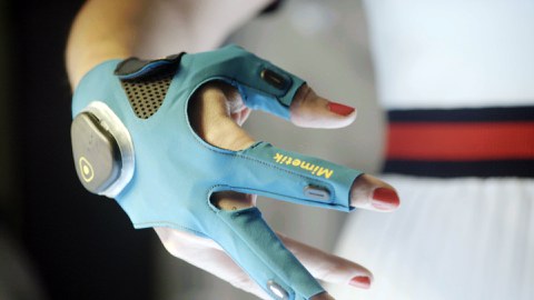 Nahaufnahme eines blauen Handschuhs