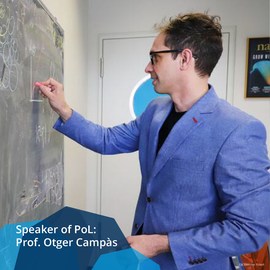 Foto von Prof. Prof. Otger Campàs, der mit Kreide etwas an eine Tafel schreibt