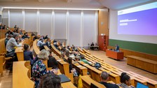 Aufnahme vom Rand des Schönfeldhörsaals: Prof. Prunitsch spricht zu viel Publikum