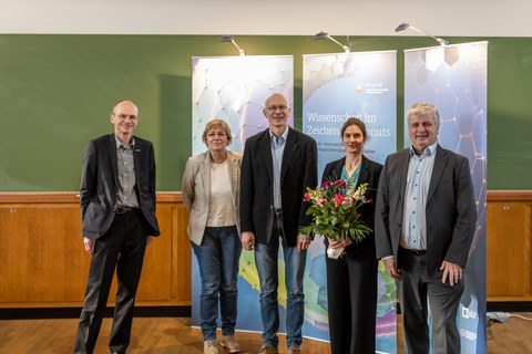 Gruppenfoto Prof. Hassinger und Orga-Team von ct.qmat