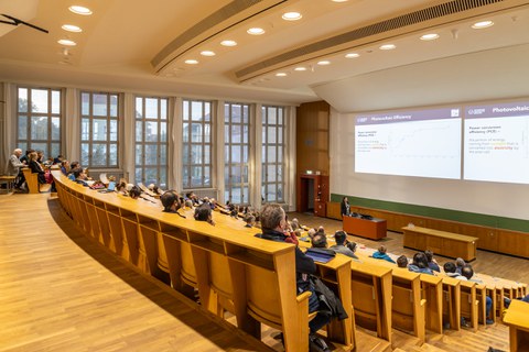 sitzendes Publikum im Schönfeldhörsaal während der Präsentation