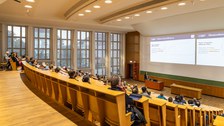 sitzendes Publikum im Schönfeldhörsaal während der Präsentation