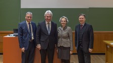 Gruppenfoto Prof. Andreas Pinkwart mit Rektorin Prof. Ursula M. Staudinger