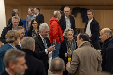 Empfang im Foyer Barkhausenbau mit Prof. Pinkwart, Rektorin Staudinger und vielen weiteren Gästen in geselliger Runde.