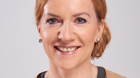  Das Bild ist ein Portrait von Prof. Christina Scheffler.