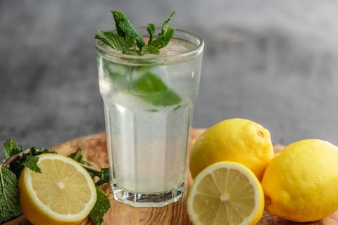 Ein Glas Zitronenwasser mit Minzblättern