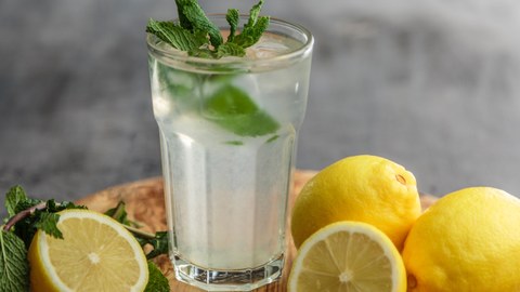Ein Glas Zitronenwasser mit Minzblättern