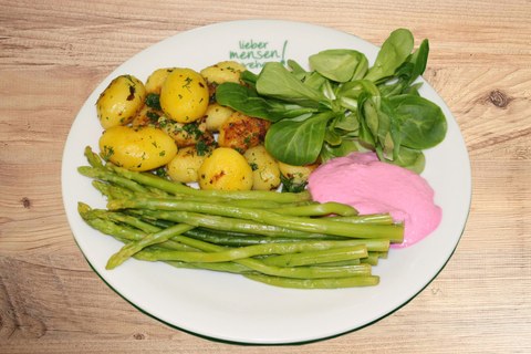 Plate with potatoes, asparagus, lamb’s lettuce, red beet dip