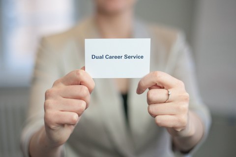 Schild auf dem Dual Career Service steht