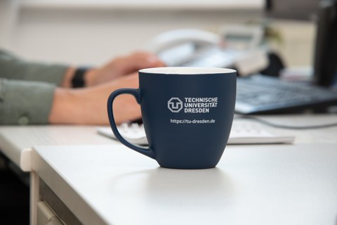 Blaue Kaffeetasse mit der Aufschrift Technische Universität Dresden