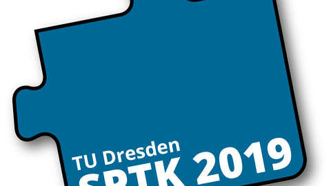 Auf einem blauen Puzzleteil steht in weißen Buchstaben: "TU Dresden SPTK 2019".