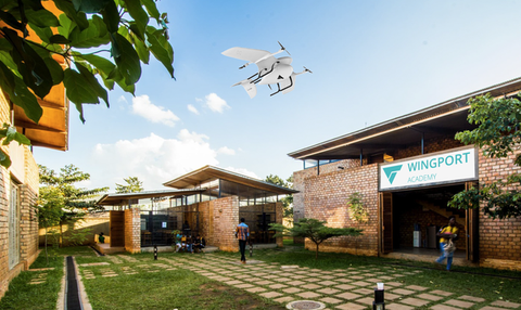 Design von einer Drohne die im Himmel an Häusern vorbei fliegt