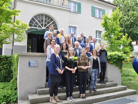 Gruppe von Personen vor Rektorat