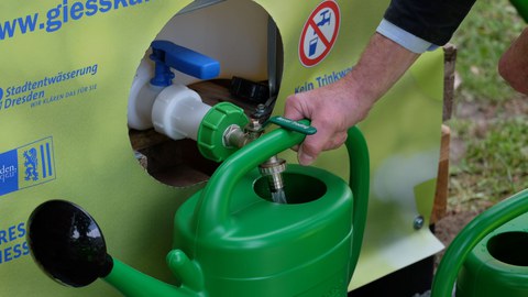 Gießkanne wird mit Wasser gefüllt.