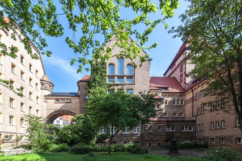 The image shows the inner courtyard of the Tillichbau and Hülssebau building, view of gable of the Tillichbau building, north side