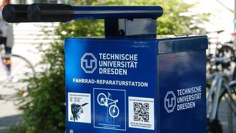 Bild einer Fahhradreparaturstation auf dem Campus der TU Dresden