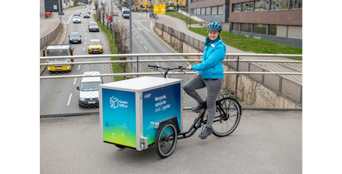 A photo pf a woman posing with the cargo bike on Bergstrasse by the Auditorium Center.