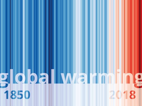 Graphical representation: Blue and red stripes in different brightness levels, symbolising average temperatures since 1850. Three quarters of the image are blue, the right quarter of the image is coloured in red stripes. 