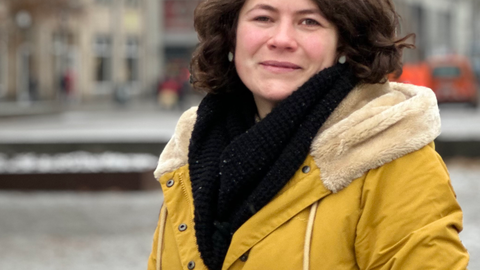 Foto von Marilisa Herchet, sie steht im Freien und lächelt in die Kamera