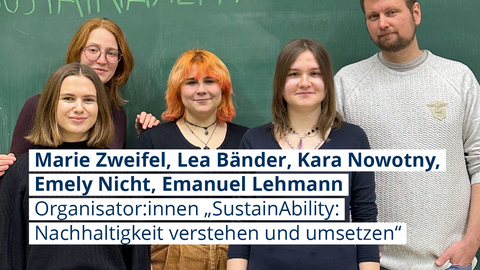 Foto von Studierenden und einem Dozent, die vor einer Tafel stehen auf der mit grüner Kreide das Wort "Sustainability" steht