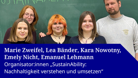 Foto von Studierenden und einem Dozent, die vor einer Tafel stehen auf der mit grüner Kreide das Wort "Sustainability" steht