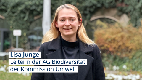 Foto von Lisa Junge, sie steht Hof des Hülsse-Bau auf dem Campus der TUD und lächelt in die Kamera.